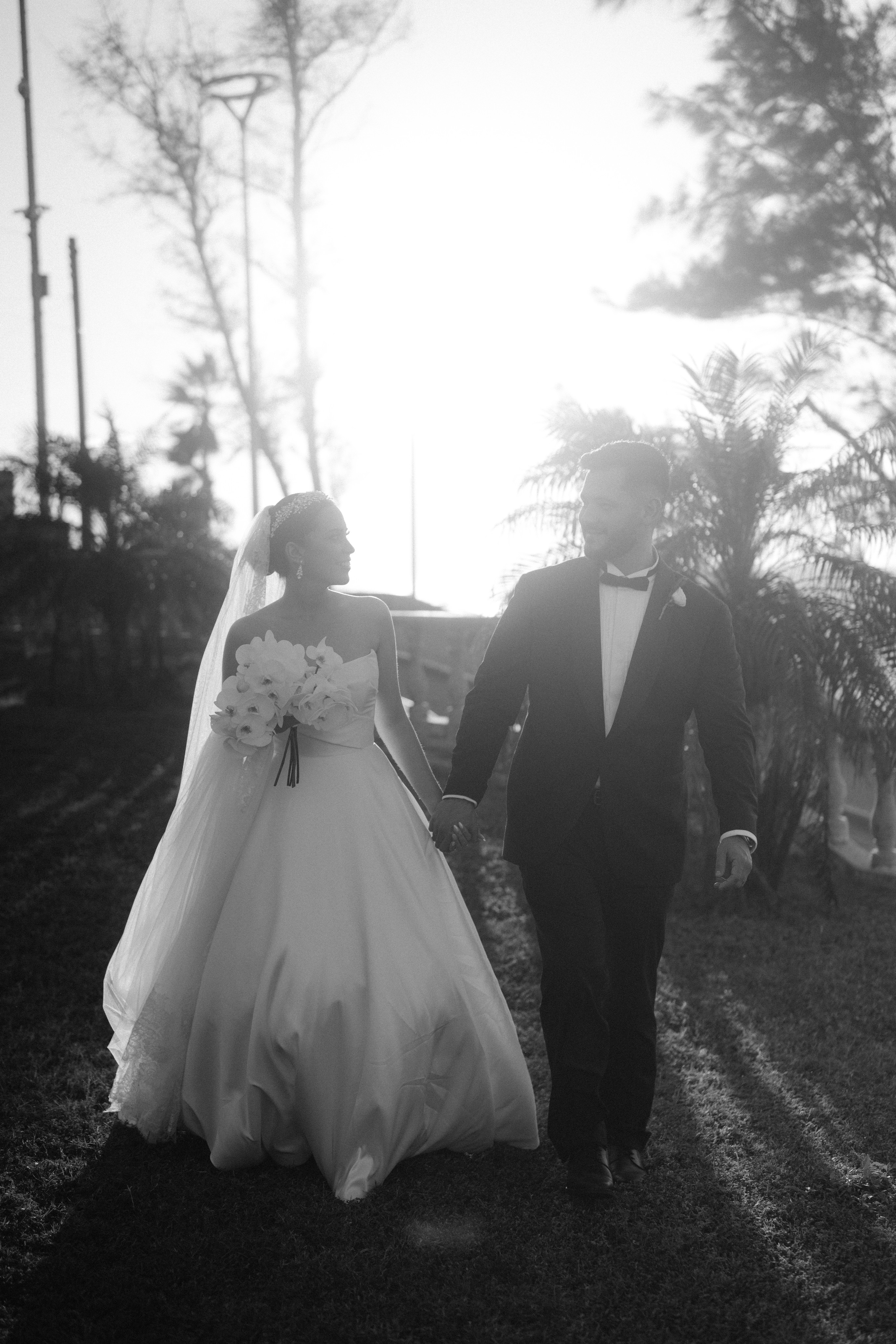 Novios caminando